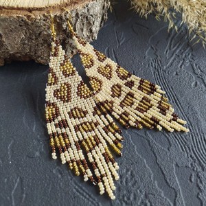 Pendientes Artesanales Bliss con Flecos de Cuentas de Leopardo, Pendientes de Cuentas con Estampado de Leopardo, Pendientes Colgantes con Estampado Animal - Product Image 1