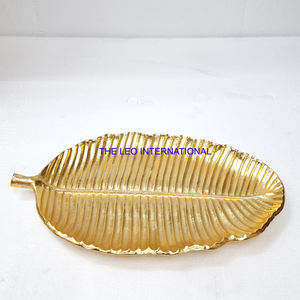 Plateau de service de luxe français élégant en métal plaqué or avec motif feuillage, décoration haut de gamme pour la maison et les mariages - Product Image 1