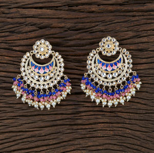 Pendiente de Meenakari de aspecto rico hecho a mano, Indo occidental, chapado en oro, 104735 de joyas Kanhai, al mejor precio - Product Image 1