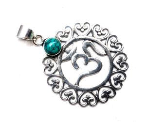 Pendentif symbole OM bohème en laiton plaqué argent avec pierre turquoise dans le réglage de la lunette hindouisme reiki idée cadeau de guérison en vente - Product Image 2