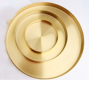 ถาดเสิร์ฟทองเหลืองสีทองทรงกลมสำหรับตกแต่งบ้านโรงแรมหรือร้านอาหาร - Product Image 1
