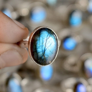 Anillo Clásico de Plata Alemana con Labradorita Corte Rosa y Color Fuego Azul, Piedra Semipreciosa para Mujer - Product Image 5