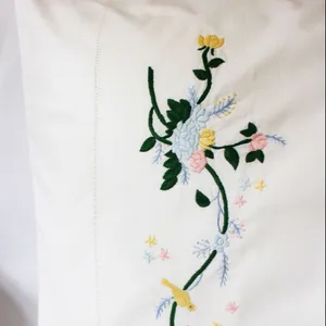 五颜六色的鲜花和小鸟刺绣hemstitched枕套，纯棉枕套