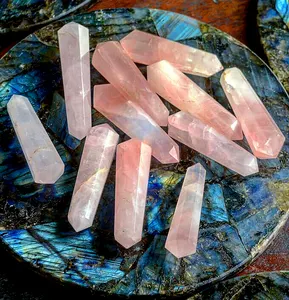 天然玫瑰石英双终止魔杖粉红色原始粗糙批发水晶点愈合魔杖装饰水晶塔