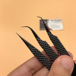 Venta al por mayor de pinzas para pestañas de acero inoxidable con etiqueta privada, todo negro, Plasma, agarre de diamante sostenible, Punta puntiaguda, belleza de pestañas - Product Image 1