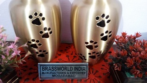 โกศทองเหลืองลายอุ้งเท้าสัตว์เลี้ยงสีทอง อุปกรณ์งานศพ สไตล์อเมริกัน Brassworld India - Product Image 6