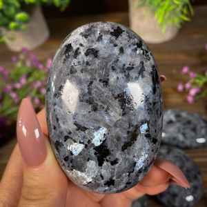 Pierre d'inquiétude en larvikite |   Pierre d'inquiétude en cristal |   Pierre de pouce en cristal pour la guérison, la méditation et l'énergie, à acheter chez Elegant Agate - Product Image 1