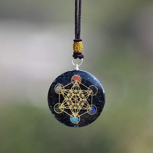 Vente en gros de pendentif de guérison Reiki Seven Chakra Orgone Collier de pierres précieuses tourmaline noire à la mode avec breloques Chakra artisanat en pierre semi-précieuse - Product Image 1