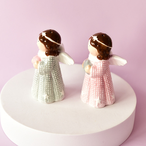 Petit ange en porcelaine rose et gris avec des ailes tenant un cœur et une étoile - Product Image 5