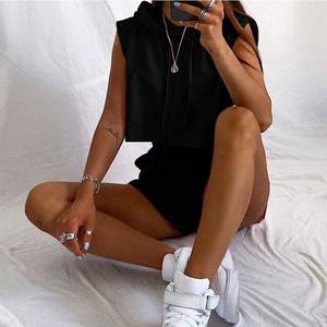 Survêtement 2 pièces en coton uni pour femmes, haut court et design personnalisé, ensemble de sport à la mode - Product Image 4