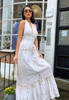 Robe longue de soirée de luxe blanche et or, col licou, broderie miroir, pour femme, idéale pour les dîners en bord de mer