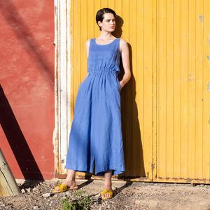 Vestido largo de lino con cuello cuadrado, sin mangas, en color azul claro, de tela crepé, con el último diseño de moda de Friday Blue. - Product Image 5