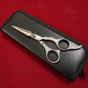 Tijeras de peluquería de titanio con borde de maquinilla de afeitar profesional de acero japonés J2 (6,5 ") - Product Image 1