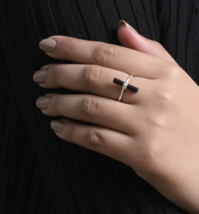 แหวนเงินแท้ 925 ประดับพลอยออนิกซ์สีดำด้าน ดีไซน์สวยงาม สำหรับผู้หญิง สวมใส่ในงานปาร์ตี้ สามารถสวมซ้อนกับแหวนอื่นได้  จำหน่ายโดยผู้จัดจำหน่ายเครื่องประดับ - Product Image 4