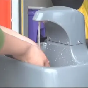 Fregadero portátil de camping ecológico y fregadero de lavado de manos de plástico verde en jardín