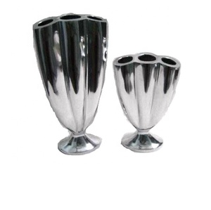 Jarrón de Flores de Aluminio Fundido con Tres Aberturas para Flores, Disponible en Acabado Pulido Espejo y Mate, También para Decoración del Hogar - Product Image 1