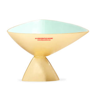 Cuenco de diseño triangular, acabado dorado de lujo, con forma de triángulo, Base para servir frutas - Product Image 2