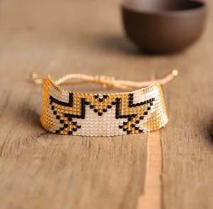 Pulsera de cuentas Miyuki dorada y negra hecha a mano, magia de la moda - Product Image 1