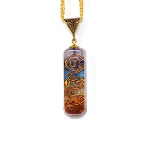 Pirámide de Orgón con Piedras Preciosas de 7 Chakras Hecha a Mano para Sanación Energética y Feng Shui - Product Image 3