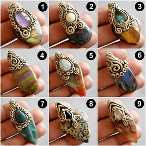 Pendentif en argile polymère naturelle, 1 pièce, pierres précieuses mélangées, chakra, en argile perceuse, point cristal - Product Image 2