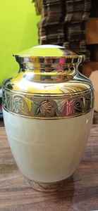 BRASS WORLD INDIA Urna Funeraria de Metal con Grabado de Hojas Estilo Americano para Adultos, Artículos Funerarios - Product Image 2