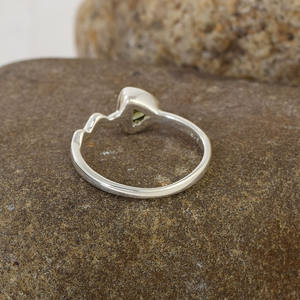 แหวนพลอยโมลดาวิทสามเหลี่ยมแบบตัดเร็วมีเอกลักษณ์สายรัดดีไซน์สีเงินสเตอร์ลิง S925เครื่องประดับที่ดีที่สุดสำหรับงานแต่งงาน - Product Image 4