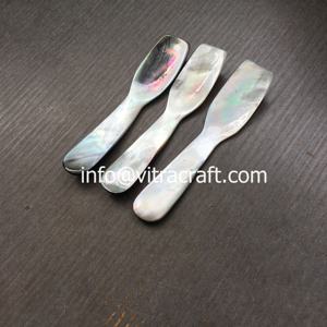 Cuillère en nacre de couleur noire royale, cuillère à caviar, cuillère royale taille 9 cm, fabrication artisanale au Vietnam - Product Image 3