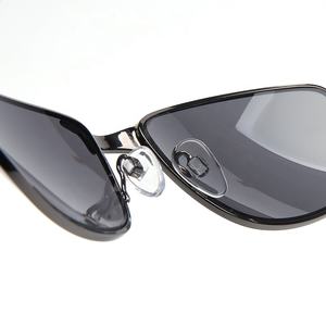 Diseñador <span class=keywords><strong>2021</strong></span> Gafas de Sol de moda personalizadas Tonos rectangulares pequeños para hombres y mujeres Marcos de metal rojo azul blanco oro - Product Image 6