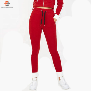Ensemble de survêtement rouge à capuche pour femme avec bandes latérales blanches, manches longues, coupe ajustée, longueur cheville, tenue sportive tricotée deux pièces - Product Image 5