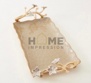 Bandeja dorada de diseño rectangular con mango de diseño de flores de lujo Bandeja para servir comida de hotel y restaurante Utensilios de cocina de aspecto admirable - Product Image 4