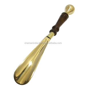 ที่โกยรองเท้าขัดเงาพร้อมด้ามไม้ โดย Chaman India - Product Image 1