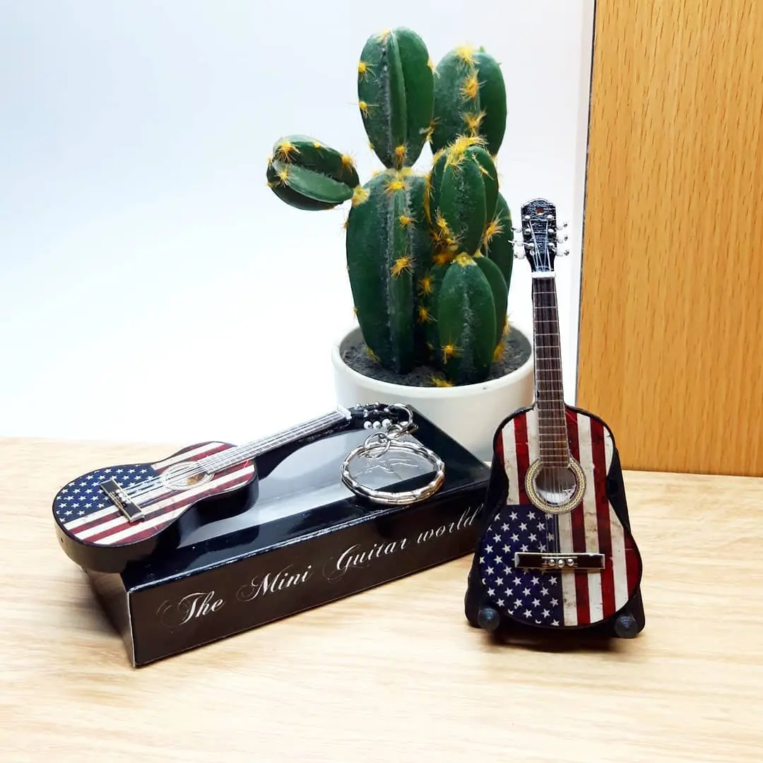 ミニチュアギターアメリカ国旗木製キーホルダーアメリカ国旗
