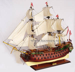 Maquette de bateau en bois NORSKE-Fabriqué en vert jaune clair et bois naturel pour la décoration de la maison - Product Image 1