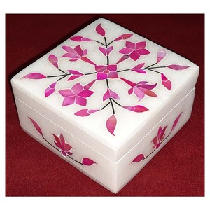 Boîte en nacre naturelle avec incrustation de perles, faite à la main - Product Image 1