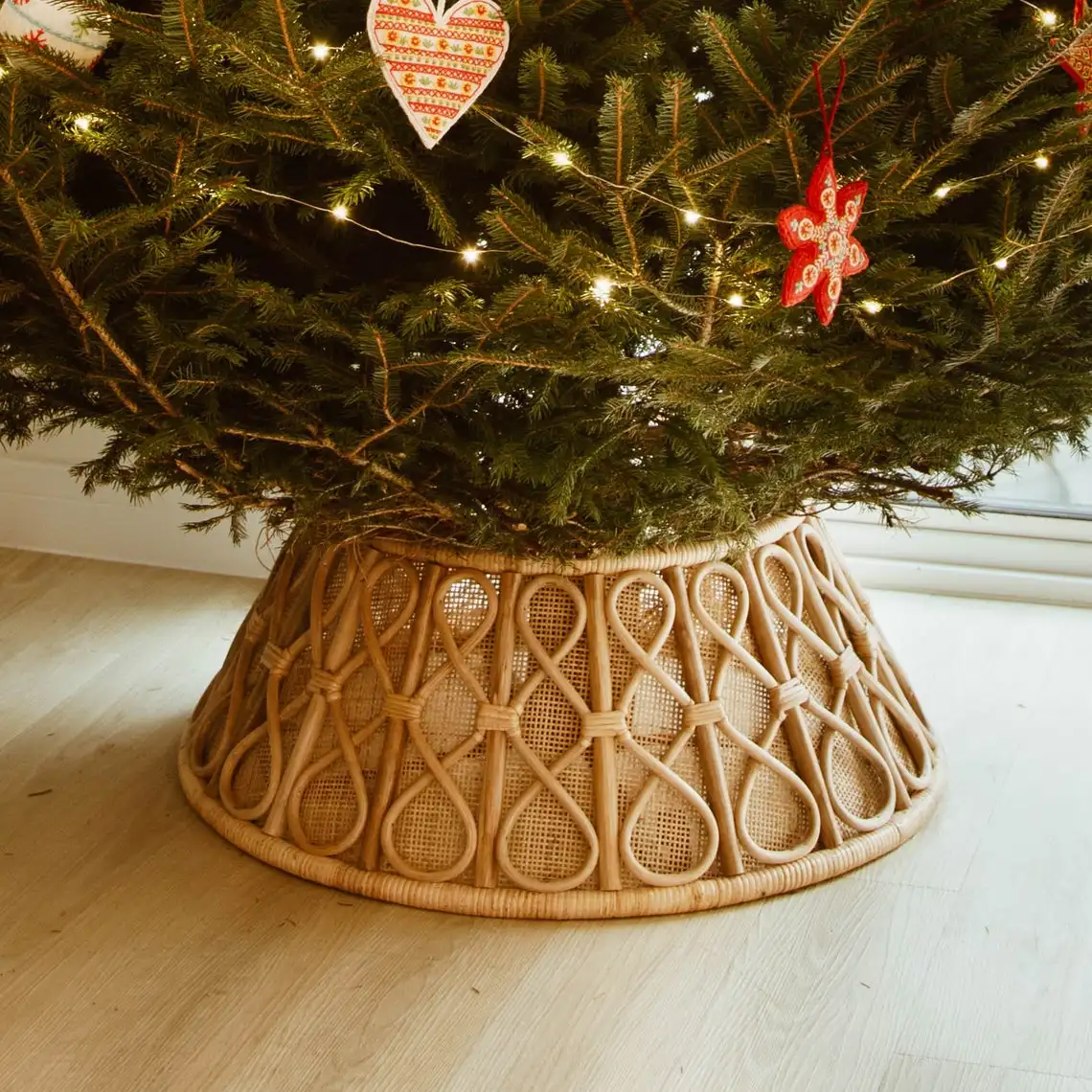 Mükemmel el yapımı doğal Rattan Noel ağacı etek Noel ağacı dekorasyon doğal renk