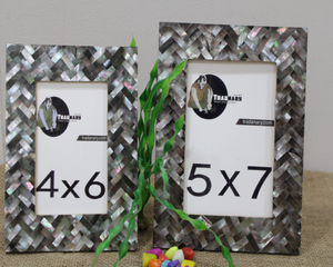 Ensemble de deux cadres photo en résine avec incrustation de nacre Décoration traditionnelle pour la maison et le bureau du fabricant - Product Image 1