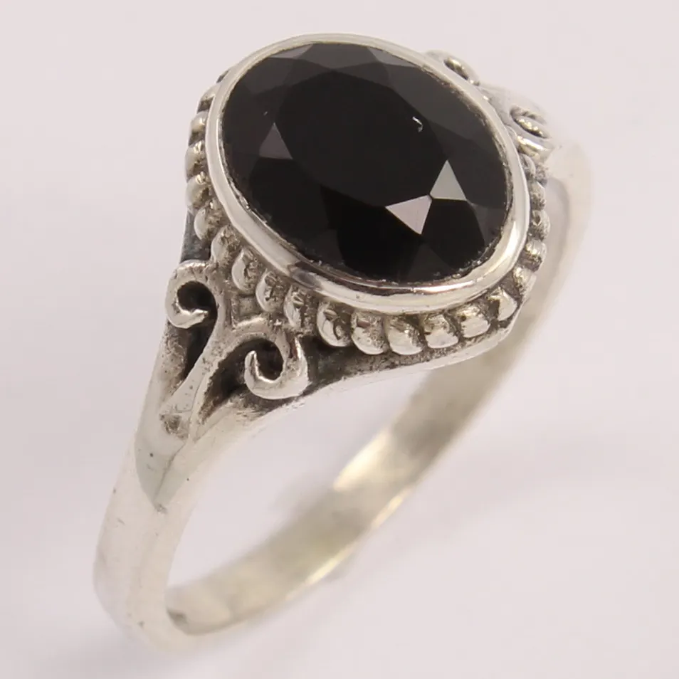 Natürlicher schwarzer Onyx-Ring Einzigartiger echter roher Onyx-Solitaire-Statement oval dunkels chwarz 8x10mm ovaler facettierter zierlicher Ring