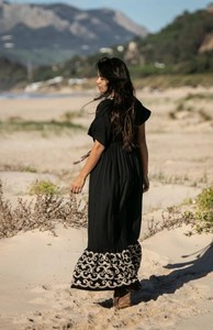 Moderno <span class=keywords><strong>Boho</strong></span> <span class=keywords><strong>Chic</strong></span> Rayon ricamato Maxi abito da donna unico Sexy nuovo motivo floreale impero copri vita abito tessuto lavabile - Product Image 2