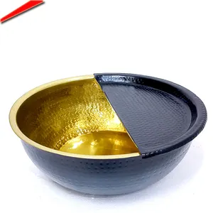 Moderne handgemachte runde Pediküre-Spa-Schüssel aus schwarz-goldenem Metall mit Fuß stütze