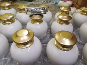 Suministros Funerarios al por Mayor, Urna de Cremación para Adultos Estilo Americano Brassworld India, Material Metálico, Modelo BRU-4282 - Product Image 2