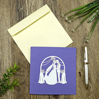 Carte de vœux 3D pop-up pour mariage avec couple sous une arche florale, robe rouge, finition mate, invitation de haute qualité