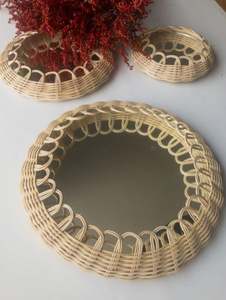 Espejo de ratán de forma antigua en ratán tejido con diseño de color bronce perfecto para la decoración moderna de baños y cocinas - Product Image 6