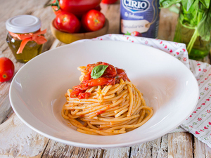 Purée de tomates italienne Cirio La Verace 700g en conserve sous vide, sans OGM, tomates sucrées, certifiées casher, recettes méditerranéennes - Product Image 4