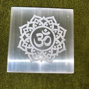 Sous-verre carré en sélénite poli en gros avec cristal de guérison symbole OM pour l'attraction de l'amour Reiki et la décoration de la maison - Product Image 1