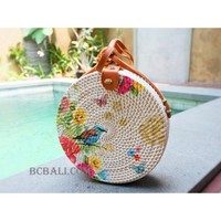 Tas Selempang Wanita Rotan Bali Dekorasi Warna-Warni Bentuk Lingkaran Mode Musim Panas Buatan Tangan Kualitas Terbaik Harga Grosir