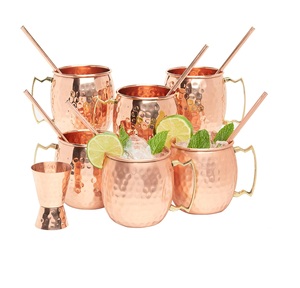 Tasse en cuivre antique noir martelé Moscow Mule avec pailles et sous-verre en bois pour la maison, le bar et le restaurant. - Product Image 6