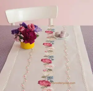 Broderie à la main de Table