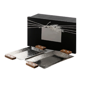 Plateau de nourriture en acier inoxydable martelé avec poignée en bois Plateau de service de nourriture de taille personnalisée au design attrayant à vendre - Product Image 1