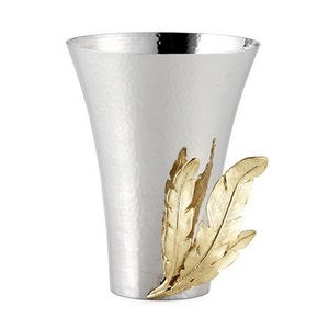 Juego de tres jarrones de diferentes tamaños en metal color dorado, maceta para flores, jarrón decorativo para la sala de estar del hogar. - Product Image 5