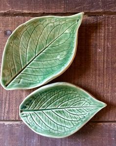 Plateau de nourriture en forme de feuille en métal avec finition élégante vert foncé parfait pour le stockage et le service des aliments au restaurant - Product Image 4